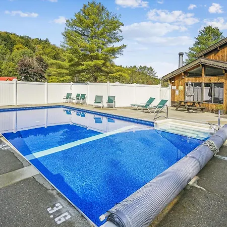 Cedarbrook Two Double Bed Hotel Room With Outdoor Heated Pool 216
